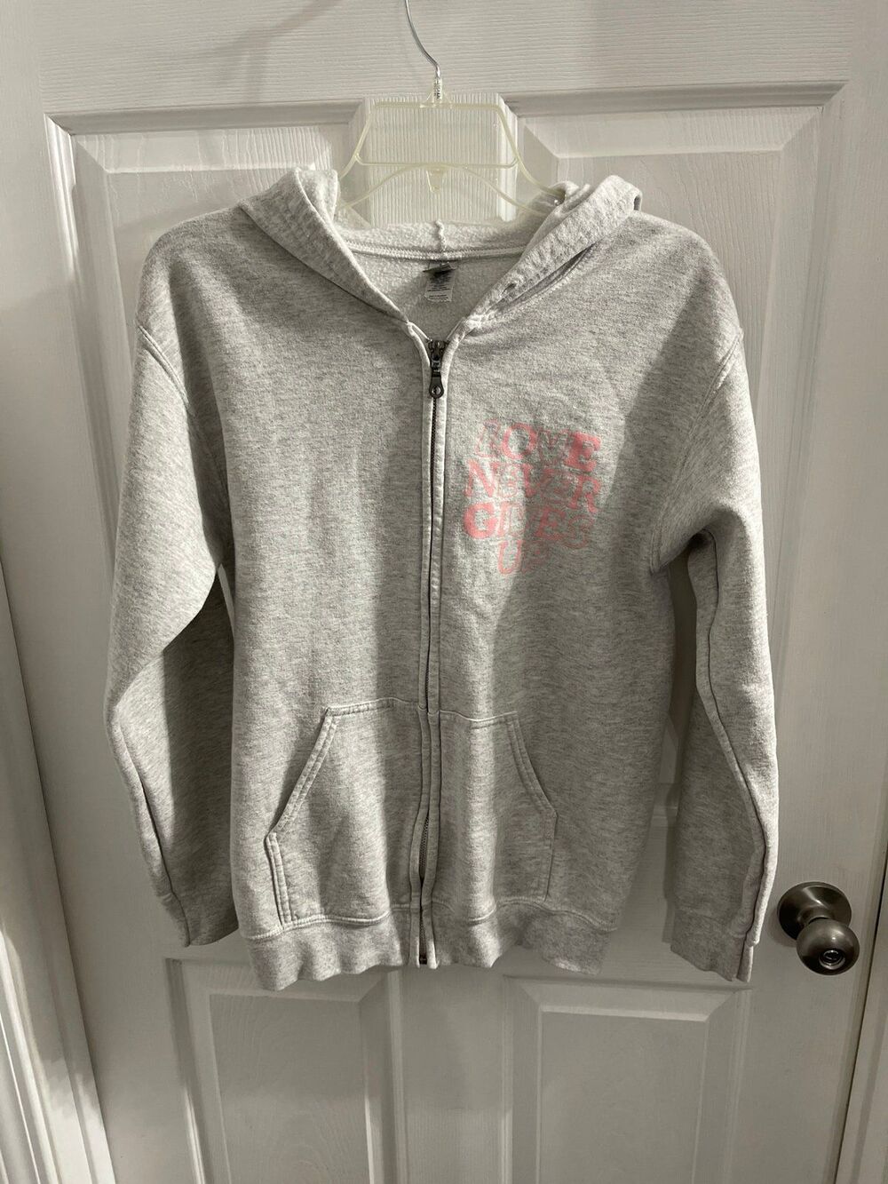 Gildan “Love Never Gives Up” Full Zip Hoodie Size S Light Gray/Pink